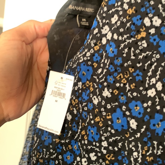 NWT Banana republic blue floral size medium with keyhole in the back blouse new - Picture 5 of 6